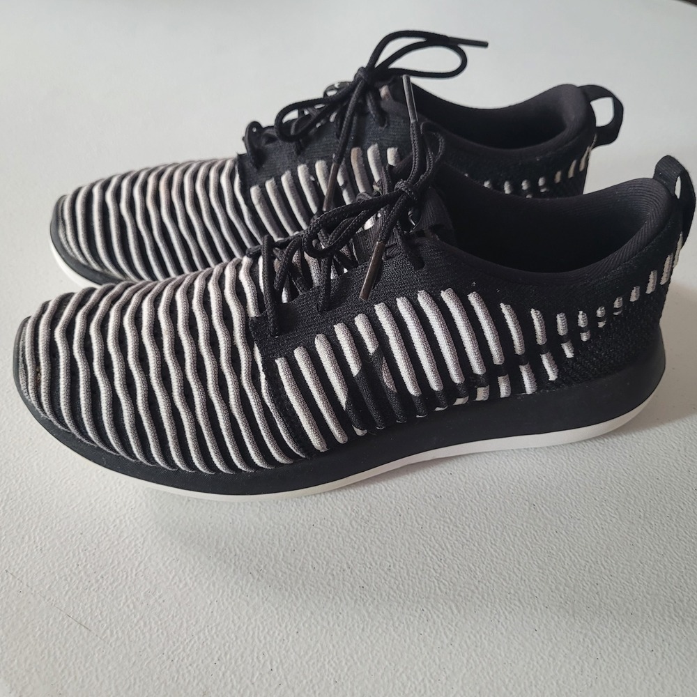 Nike Roshe Two Flyknit Sneakers Womens 9 Black White Striped Running